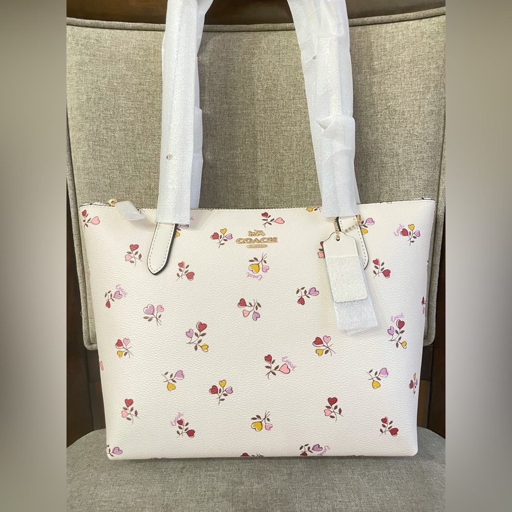 NWT！COACH Fiona Zip Tote Bag With Heart Print（COACH CW397）FOR HOLIDAY GIFT